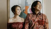 Beberapa waktu lalu Joshua Suherman dan Clairine Clay baru saja melangsungkan pertunangan. Keduanya tampil memesona dalam busana bernuansa merah. (Liputan6.com/IG/@jojosuherman)