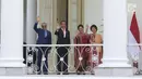 Presiden Joko WIdodo (Jokowi) didampingi Ibu Negara Iriana Joko Widodo bersama Perdana Menteri Malaysia, Mahathir Mohamad beserta Ibu Negara Siti Hasmah melambaikan tangan di beranda Istana Bogor, Jawa Barat, Jumat (29/6). (Liputan6.com/Angga Yuniar)