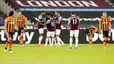 Para pemain West Ham United merayakan gol yang dicetak oleh Sebastien Haller ke gawang Hull City pada laga Piala Liga Inggris di Stadion London, Rabu (23/9/2020). West Ham menang dengan skor 5-1. (AP/Alastair Grant, Pool)