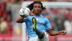 Nathan Ake. Bek tengah Belanda berusia 27 tahun ini sejatinya adalah produk akademi Chelsea yang disia-siakan saat promosi ke tim senior. Ia dilepas Chelsea ke AFC Bournemouth pada awal musim 2017/2018 dan akhirnya menjadi milik Manchester City sejak 2 musim lalu. Dua musim bersama The Citizens, Nathan Ake masih kesulitan mendapatkan menit bermain dan hal ini diendus Chelsea untuk memulangkannya di bursa transfer musim panas 2022/2023. Nyatanya, sang pemain menolak tawaran Chelsea dan memilih bertahan di Etihad Stadium. (AFP/Nigel Roddis)