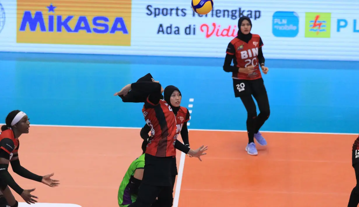 <p>Pemain Jakarta BIN, Megawati Hangestri (tengah) melompat untuk melepaskan spike saat menghadapi Bandung BJB Tandamata pada laga pekan pertama putaran I PLN Mobile Proliga 2024 di GOR Amongrogo, Yogyakarta, Sabtu (27/4/2024). Jakarta BIN kalah 1-3 (27-29, 25-16, 17-25 dan 18-25). (Dok. PBVSI)</p>