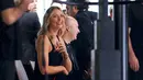 Petenis asal Rusia, Maria Sharapova melihat mobil New Porsche Panamera 2017 saat berlangsungnya menghadiri Los Angeles Auto Show di Los Angeles, AS (16/11). Los Angeles Auto Show berlangsung dari tanggal 18-27 November. (REUTERS/Mike Blake)