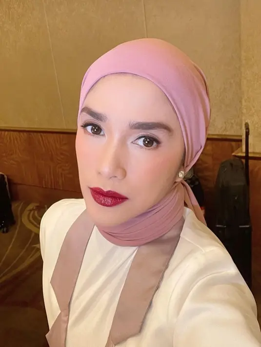 Baru-baru ini, Ussy Sulistiawaty membagikan potret terbarunya dengan hijab pashmina. Dengan model yang memperlihatkan bagian anting itu membuatnya tampak kian memesona. (Liputan6.com/IG/@ussypratama)