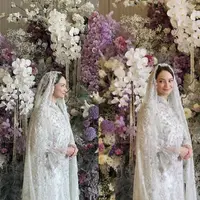 Saat pengajian pernikahan, Enzy nampak mengenakan dress panjang berwarna putih yang serasi dengan kerudungnya. @sashamlubis/@deimrn.