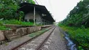 Meski demikian jalur rel di stasiun ini masih aktif digunakan oleh kereta barang atau pengangkut semen dan KRL Commuter Line (jalur Nambo), sementara Stasiun Gunung Putri sendiri tetap nonaktif, terbengkalai, dan kondisinya rusak. Tampak dalam foto, suasana dan kondisi Stasiun Gunung Putri (GPI) Kabupaten Bogor, Jawa Barat, Rabu 22 April 2026. (Kapanlagi.com/Budy Santoso)
