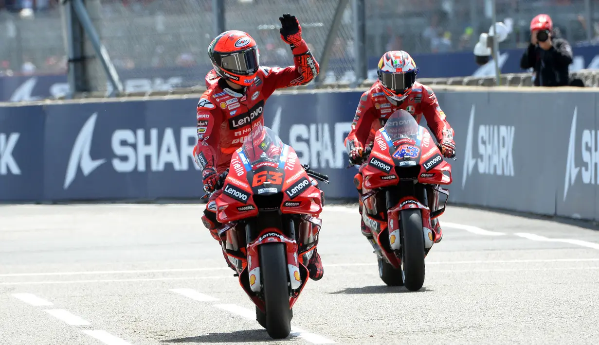 Francesco Bagnaia menjadi salah satu pembalap yang diunggulkan untuk merebut gelar juara dunia MotoGP 2022 usai menjadi runner-up pada musim lalu. Namun, dari tujuh seri yang telah digelar, ia baru mengantongi satu podium di Sirkuit Jerez. Hal itu juga merupakan kemenangan pertamanya pada musim ini. Pembalap dengan sapaan Pecco itu dominan sejak sesi kualifikasi bersama Ducati Desmosedici GP22. (AFP/Jean-Francois Monier