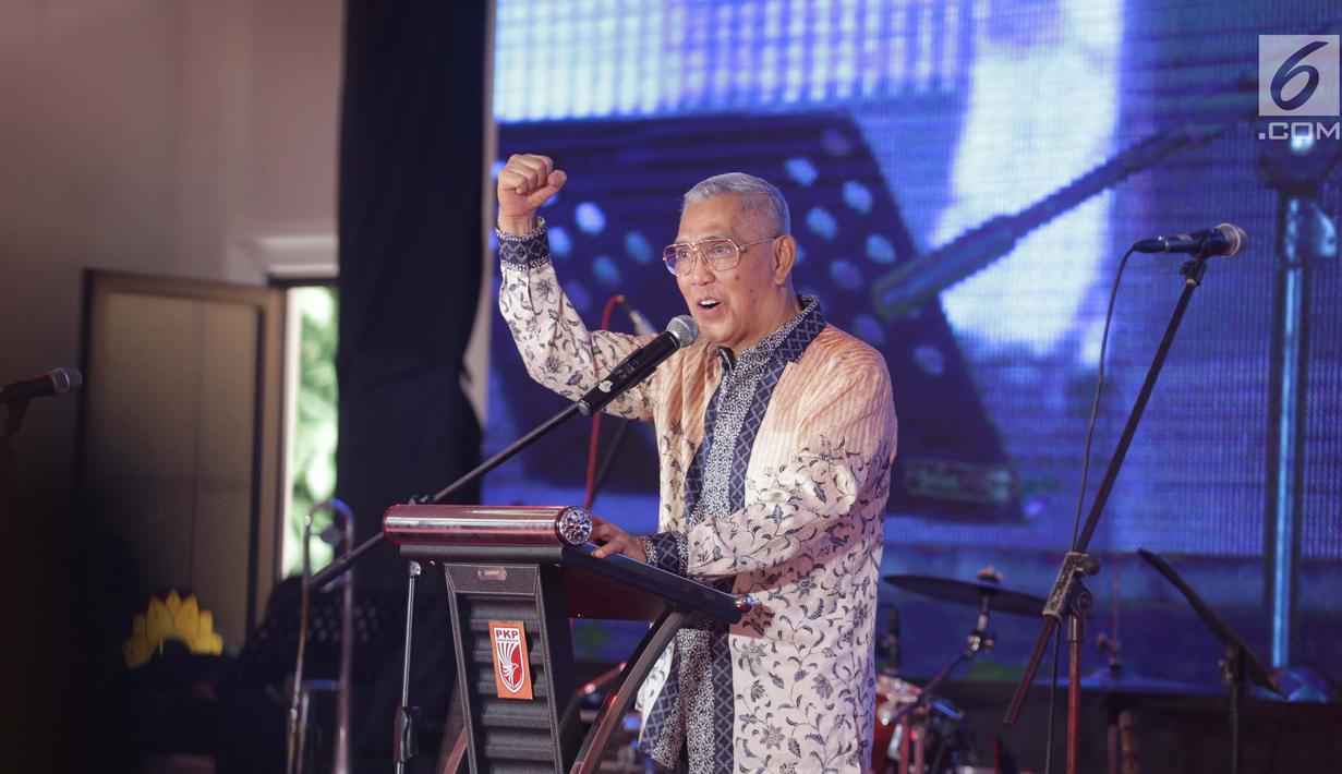 Wakil Presiden ke-6 Tri Sutrisno memberi sambutan dalam acara Syukuran PKPI di Cipayung, Jakarta, Jumat (29/12). (Liputan6.com/Faizal Fanani)