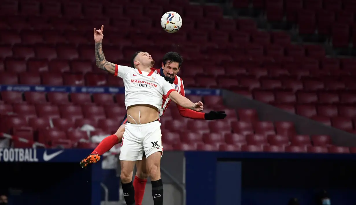 Gelandang Sevilla, Lucas Ocampos (kiri) bersaing dengan bek Atletico Madrid, Stefan Savic dalam lanjutan Liga Spanyol 2020/2021  di Stadion Wanda Metropolitano, Madrid, Spanyol, Rabu (13/1/2021) dini hari WIB. Atletico Madrid membungkam Sevilla dengan skor 2-0. (PIERRE-PHILIPPE MARCOU/AFP)