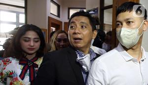 Penyanyi Dewi Perssik (kiri) dan Angga Wijaya (kanan) saat menghadiri sidang cerai perdana di Pengadilan Agama Jakarta Selatan, Senin (4/7/2022). Sidang cerai perdana antara Dewi Perssik dan Angga Wijaya ini beragendakan mediasi. (Liputan6.com/Herman Zakharia)