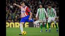 Pemain Girona, Artem Dovbyk mencetak gol melalui tendangan penalti ke gawang Real Betis pada laga pekan ke-18 Liga Spanyol 2023/2024 di Benito Villamarin Stadium, Sevilla, Spanyol, Jumat (22/12/2023) dini hari WIB. (AFP/Cristina Quicler)