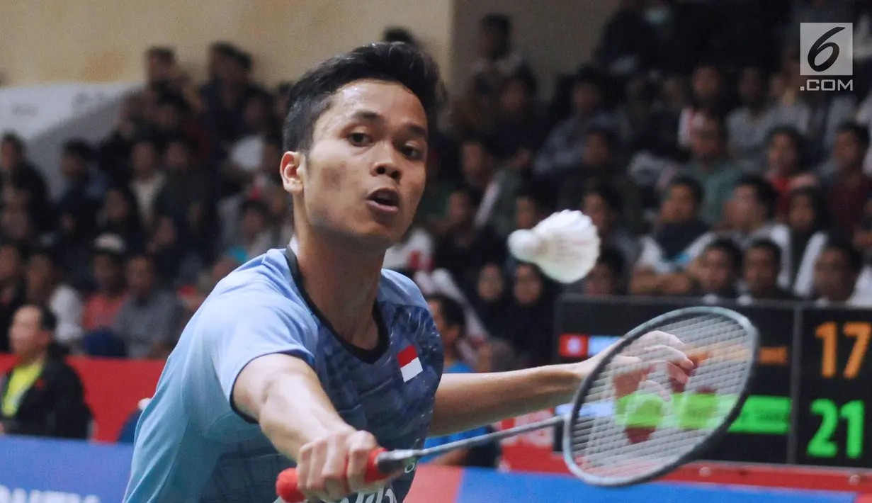 Tunggal putera Indonesia, Anthony Sinisuka Ginting mengembalikan kok ke Wong Wing Ki Vincent (Hongkong) pada babak pertama Indonesia Masters 2018 di Istora Senayan, Jakarta, Rabu (24/1). Anthony unggul 21-15, 21-10. (Liputan6.com/Helmi Fithriansyah)
