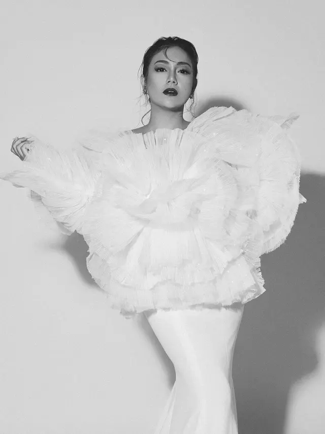 7 Pemotretan Terbaru Celine Evangelista Bertajuk Haute Lacroix Ini Menawan