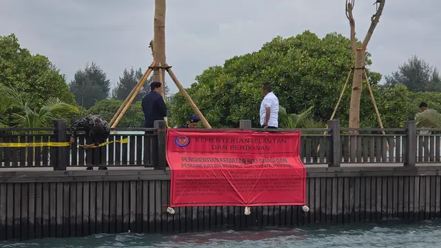 Kementerian Kelautan dan Perikanan (KKP) menindak tegas kegiatan reklamasi yang tidak berizin di kawasan Pulau Pari, Jakarta.  (Foto: Kementerian KKP)