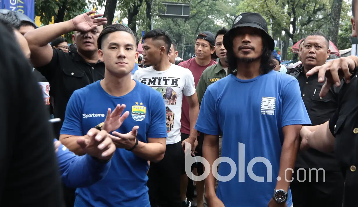 Kim Jefrey, Haryono, Atep dan para pemain Persib Bandung bersiap mengikuti jalan santai di Stadion Siliwangi, Bandung, Minggu (2/4/2017. Jalan Santai ini merupakan rangkaian dari Peluncuran Tim Persib Bandung. (Bola.com/Nicklas Hanoatubun)