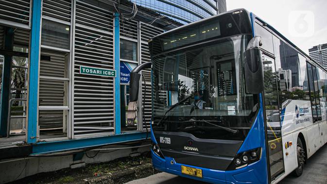 Bus Transjakarta melaju di dekat Halte Bus Transjakarta Tosari lama di Jalan Jenderal Sudirman, Jakarta, Kamis (7/1/2021). Kondisi halte tersebut kini terbengkalai usai beroperasinya Halte Tosari baru dengan daya tampung yang bertambah dua kali lipat. (Liputan6.com/Faizal Fanani)