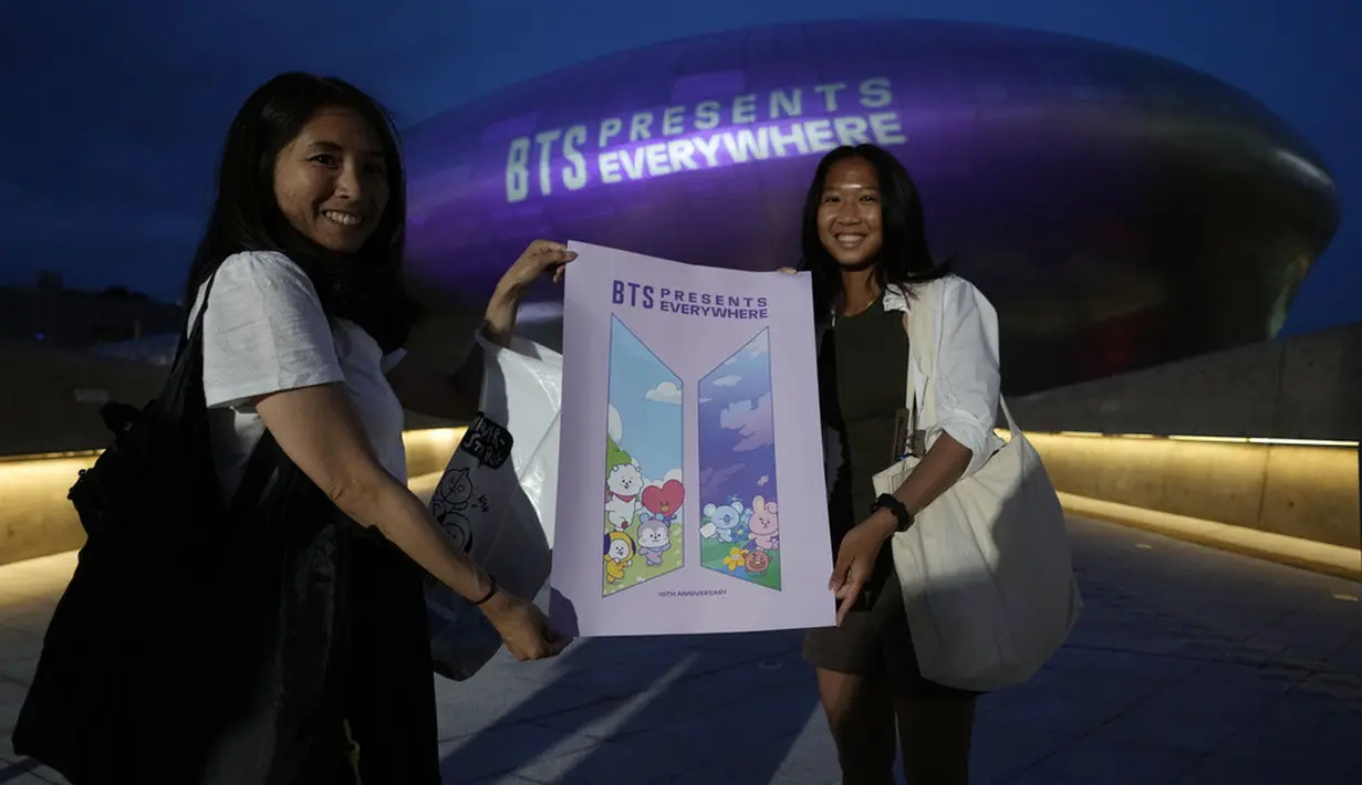 <p>Pesan ucapan selamat kepada BTS ditampilkan pada layar-layar digital di gedung-gedung seluruh Seoul, sementara otoritas pos mengeluarkan prangko yang menandai ulang tahun grup tersebut. Prangko BTS akan tersedia di kantor-kantor pos mulai Selasa. (AP Photo/Ahn Young-joon)</p>