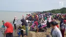 Warga berkerumun menantikan evakuasi pesawat Lion Air JT 610 di Pantai Pakis Jaya, Karawang, Jawa Barat, Senin (29/10). Warga yang penasaran berduyun-duyun datang ke pantai dekat lokasi jatuhnya pesawat. (Liputan6.com/Herman Zakharia)