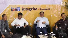 Peneliti ICW Kurnia Ramadhana (kedua kiri) didampingi Wakil Ketua KPK Saut Situmorang (kiri), Direktur Pusako Universitas Andalas, Feri Amsari (kedua kanan), dan Direktur LHKPN KPK, Isnaini dalam diskusi ‘Pantang Absen LHKPN’ di Gedung KPK, Jakarta, Jumat (2/8/2019). (Liputan6.com/Herman Zakharia)