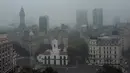 Asap yang menimbulkan kabut tebal dibawa oleh angin menuju Buenos Aires. (AFP/Luis Robayo)