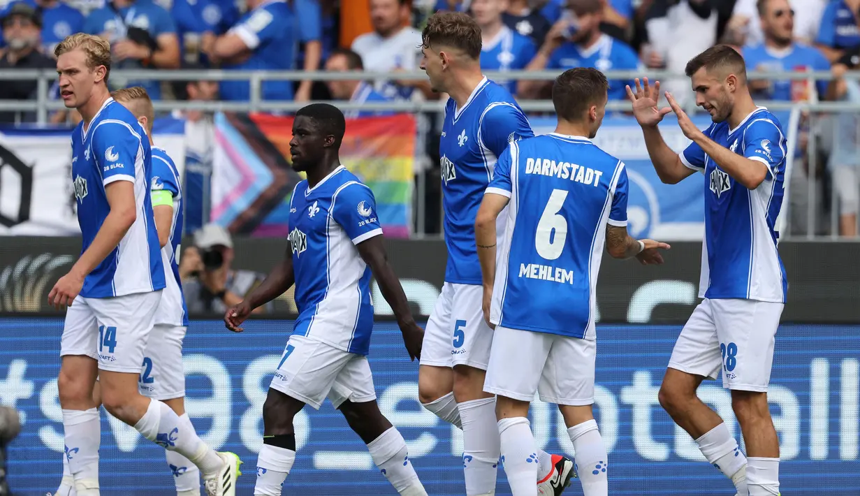 Baru mengemas 17 poin dari 31 laga pada Bundesliga 2023/2024 dan menghuni dasar klasemen di posisi 18, tim promosi SV Darmstadt 98 dipastikan menjadi tim pertama dari tiga tim yang terdegradasi ke Bundesliga 2. Kepastian terdegradasinya SV Darmstadt 98 usai menelan kekalahan 0-1 dari sesama tim promosi, FC Heidenheim pada pekan ke-31 (27/4/2024) hingga tak mungkin lagi mengejar defisit 13 poin sebagai zona aman dengan menyisakan 3 laga. (AFP/Daniel Roland)