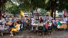Sejumlah pasien berbaring di tempat tidur di halaman kompleks Rumah Sakit Phramongkutklao di Bangkok pada tanggal 28 Maret 2025, setelah guncangan gempa bumi di Myanmar tengah. (Chanakarn Laosarakham/AFP)