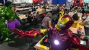 Peserta dengan kostum superhero menghadiri acara Festival Teknologi Campus Party di Sao Paulo, Brasil, Selasa (30/1). (Nelson ALMEIDA/AFP)