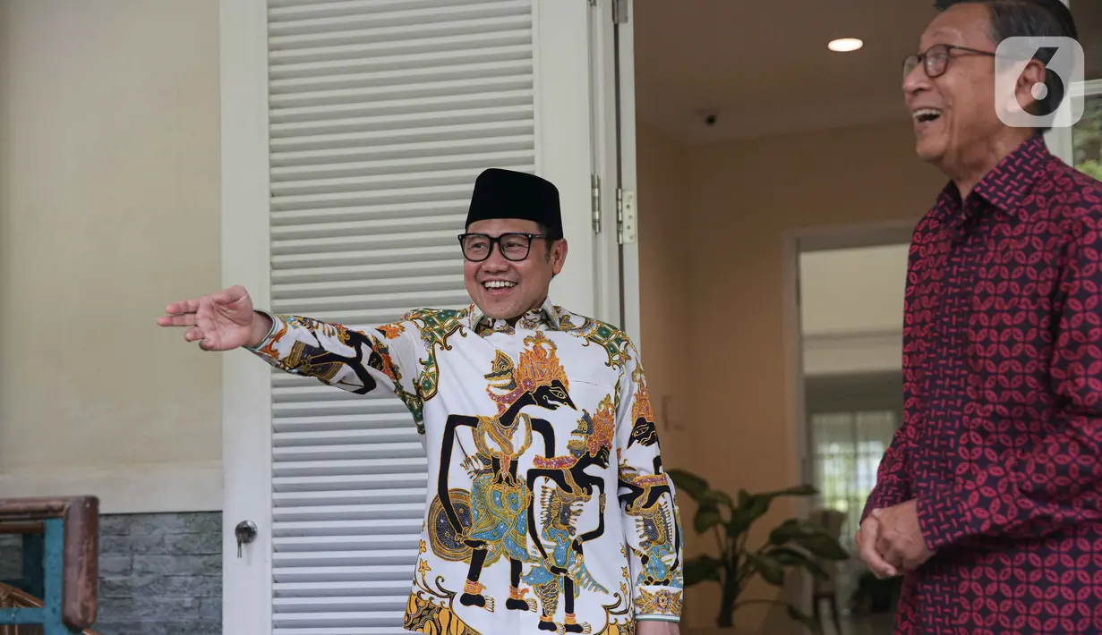 Cak Imin dan Wakil Presiden (wapres) era pemerintahan kedua Susilo Bambang Yudhoyono atau SBY itu  lalu bersalaman dan berfoto bersama sebelum melangsungkan obrolan tertutup dari awak media. (Liputan6.com/Faizal Fanani)