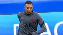 Pemain Paris Saint-Germain Kylian Mbappe menendang bola saat sesi latihan di Stadion Bernabeu, Madrid, Spanyol, 8 Maret 2022. Paris Saint-Germain akan menghadapi Real Madrid pada pertandingan sepak bola Liga Champions. (AP Photo/Manu Fernandez)