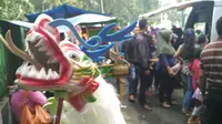 Pesta rakyat Cap Go Meh Festival Street Bogor mendatangkan keuntungan tersendiri bagi banyak pedagang, tak terkecuali pedagang mainan liong.
