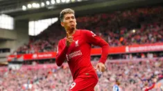 Pemain Liverpool Roberto Firmino melakukan selebrasi usai mencetak gol ke gawang Brighton and Hove Albion pada pertandingan sepak bola Liga Premier Inggris di Anfield, Liverpool, Inggris, 1 Oktober 2022. Pertandingan berakhir imbang 3-3. (Peter Byrne/PA via AP)