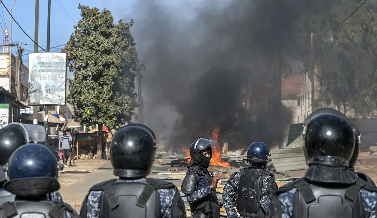 Senegal terjerumus ke dalam krisis politik setelah Presiden Macky Sall mengumumkan pada 3 Februari 2024 bahwa ia menunda pemilihan presiden yang telah direncanakan pada 25 Februari 2024 tanpa memberikan tanggal baru. (Seyllou/AFP)