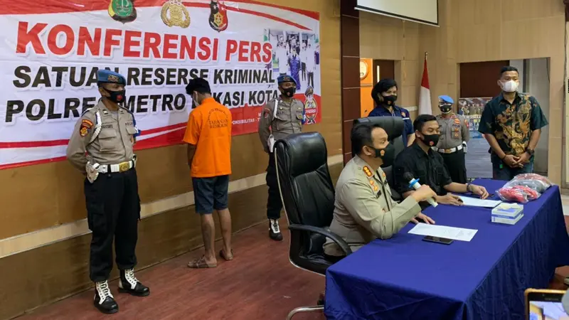 Polres Metro Bekasi Kota gelar perkara kasus pencabulan anak di bawah umur dengan tersangka anak anggota DPRD Kota Bekasi berinisial AT (21). (Foto: Liputan6.com/Bam Sinulingga)