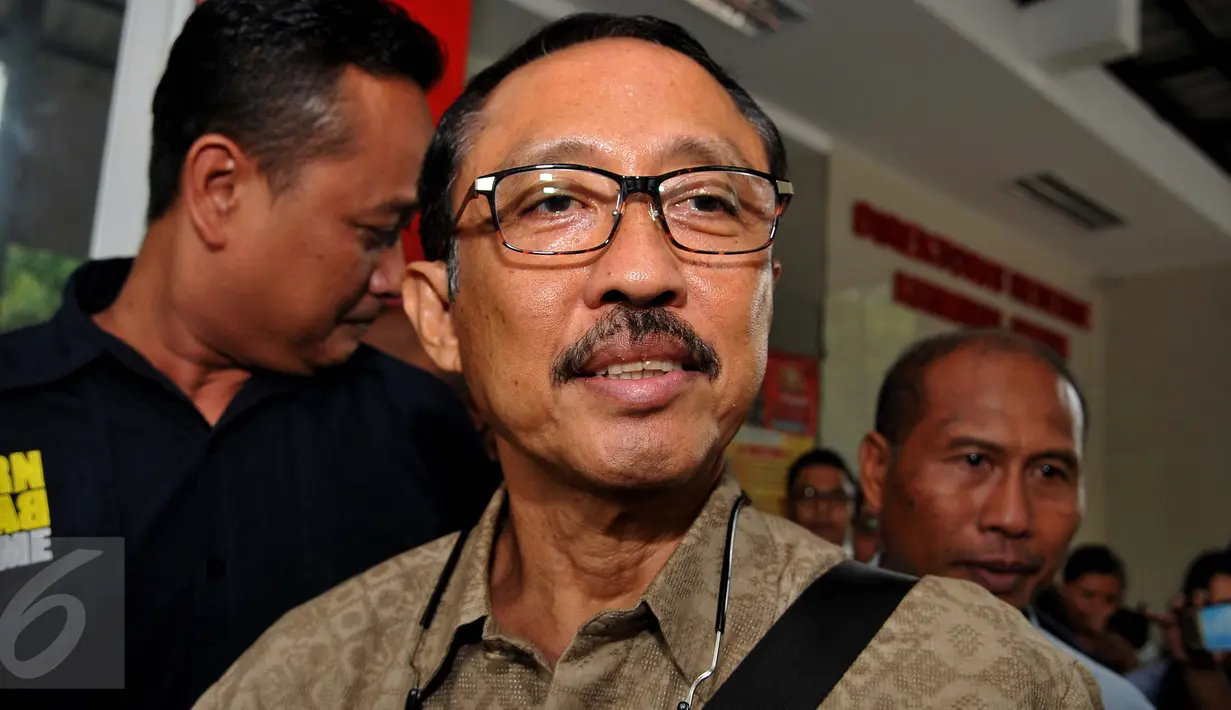 Mantan Kepala BPPN I Putu Gede Ary Suta seusai menjalani pemeriksaan di gedung Resmob Polda Metro Jaya, Jakarta, Rabu (7/9). Ary Suta diperiksa sebagai saksi terkait kasus kepemilikan senjata api di rumah Gatot Brajamusti. (Liputan6.com/Gempur M Surya)