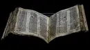 Alkitab Ibrani Codex Sassoon berusia 1.100 tahun dipajang di ANU Museum of the Jewish People di Tel Aviv untuk pameran manuskrip selama seminggu, bagian dari tur artefak di seluruh dunia di Inggris, Israel, dan Amerika Serikat sebelum penjualan, Rabu (22/3/2023).  (AP Photo/Ariel Schalit)