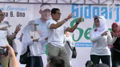 Cawapres Sandiaga Uno melakukan kampanye di Sidoarjo, Jawa Timur. Kali ini Sandi melakukan senam pagi bareng dengan ratusan emak-emak.