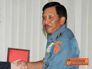 Citizen6, Cilangkap: Kunjungan kehormatan tersebut dalam rangka perkenalan berkaitan dengan jabatan sebagai Dubes Italia untuk Indonesia. Dubes Italia menerima souvenir dari Panglima TNI. (Pengirim: Badarudin Bakri)