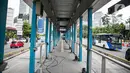 Kondisi Halte Bus Transjakarta Tosari lama di Jalan Jenderal Sudirman, Jakarta, Kamis (7/1/2021). Kondisi halte tersebut kini terbengkalai usai beroperasinya Halte Tosari baru dengan daya tampung yang bertambah dua kali lipat. (Liputan6.com/Faizal Fanani)