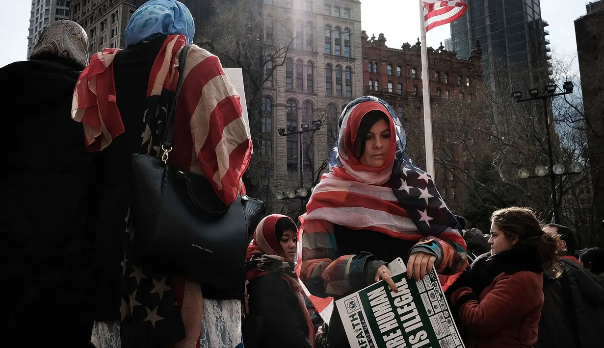 Sejumlah wanita merayakan Hari Hijab Sedunia di Balai Kota, New York, Rabu (1/2).Peringatan yang dimulai pada 2013 lalu ini mengajak seluruh wanita, baik muslim atau nonmuslim untuk mengenakan hijab selama satu hari. (Spencer Platt / Getty Images / AFP)