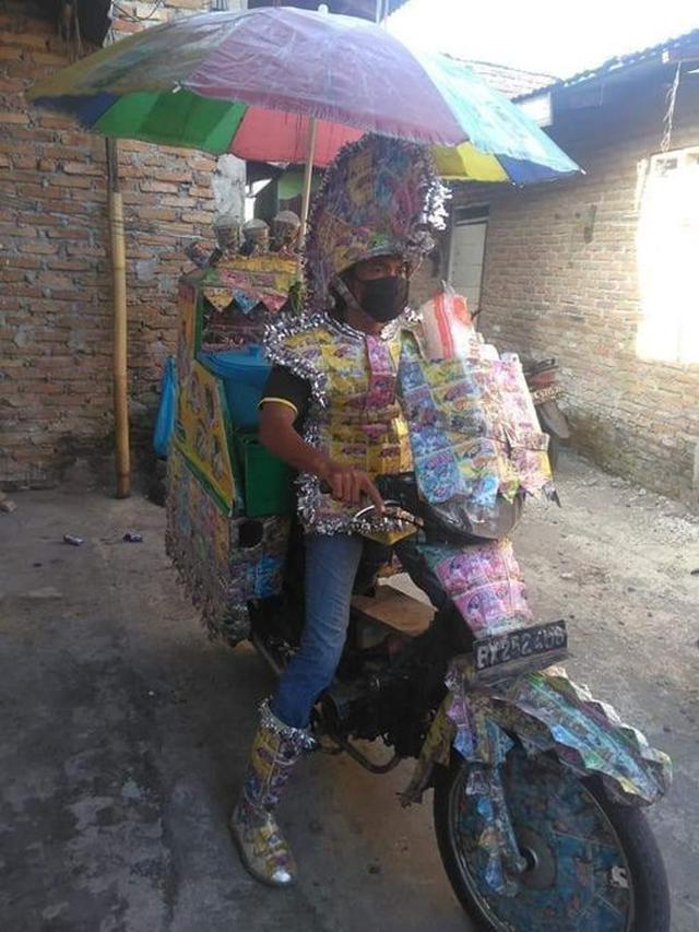 7 Potret Kocak Pedagang Keliling Pakai Kostum Saat Jualan Ini Curi Perhatian