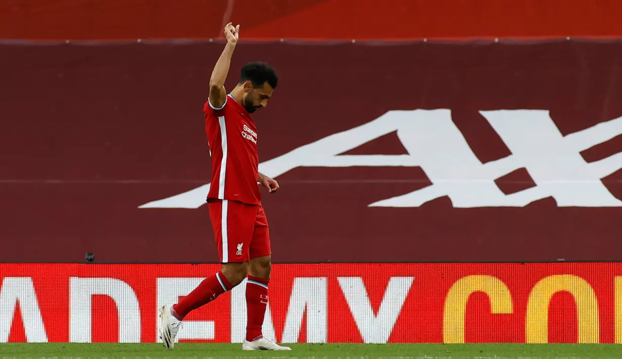 Penyerang Liverpool, Mohamed Salah berselebrasi setelah mencetak gol ketiga timnya ke gawang Leeds United pada laga pekan pertama Premier League di Stadion Anfield, Sabtu (12/9/2020). Mo Salah mencetak hattrick saat membawa Liverpool menang 4-3 atas Leeds United. (PHIL NOBLE/POOL/AFP)