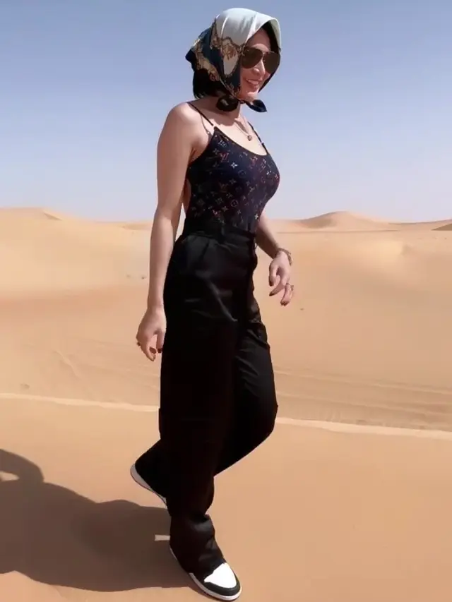 Wika Salim Jalan-Jalan di Gurun Pakai Baju Backless