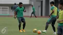 Gelandang Timnas Indonesia, Andik Vermansyah (kiri) saat latihan jelang leg 1 Semifinal Piala AFF 2016 melawan Vietnam di Stadion Pakansari, Bogor, Selasa (29/11). Indonesia melakukan latihan tertutup. (Liputan6.com/Helmi Fithriansyah)