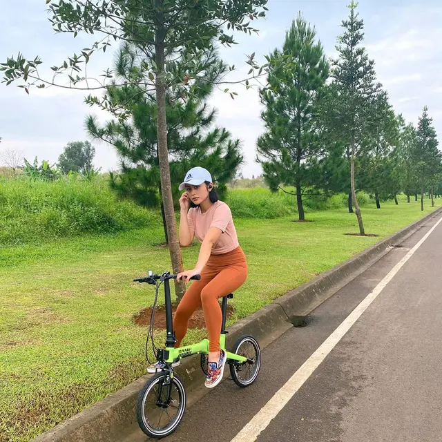 Gaya Selvi Kitty Naik Sepeda Lipat