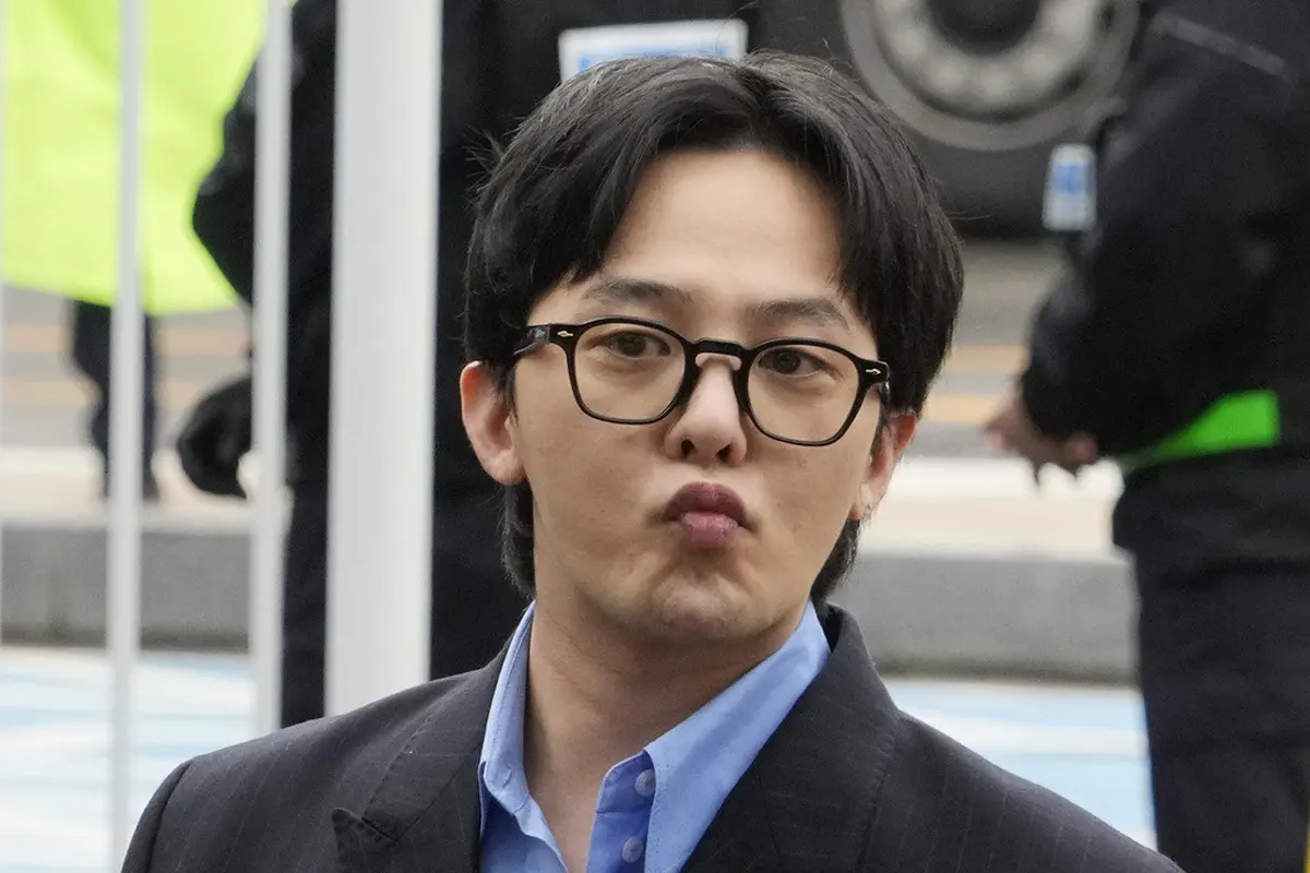 G-Dragon Bigbang tiba di kantor polisi Nonhyeon, Incheon, Korea Selatan pada Senin 6 November 2023. (AP Photo/Ahn Young-joon)