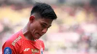 Ekspresi pemain Persija Jakarta, Firza Andika, setelah mendapatkan kartu merah dalam pertandingan pekan kesembilan BRI Liga 1 2023/2024 melawan Arema FC yang berlangsung di Stadion Patriot Candra Bhaga, Bekasi, Minggu (20/9/2023). (Bola.com/Bagaskara Lazuardi)