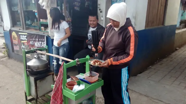 Acungan Jempol Buat Ibu Penjual Siomay Pikul Gerobak Asal Garut Ini