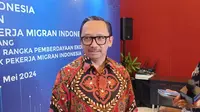 Deputi Gubernur Bank Indonesia (BI) Juda Agung mencatat sumbangan devisa dari Pekerja Migran Indonesia (PMI) mencapai USD 14,2 bilion di sepanjang 2023. Nilai ini setara Rp230,6 triliun dengan asumsi kurs Rp16.243. (Merdeka)