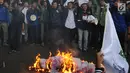 Mahasiswa yang tergabung dalam KAMMI Bogor membakar boneka saat melakukan aksi menolak harga kenaikan BBM di Jalan Ir. H.Djuanda, Bogor (29/03). Mereka juga menuntut pemerintah menjamin ketersedian BB subsidi bagi masyarakat. (Merdeka.com/Arie Basuki)