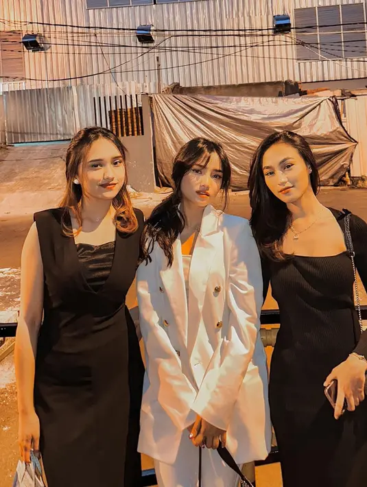 Fuji tampil cantik bersama sahabatnya. Fuji yang mengenakan outfit serba putih, rambut panjang berponinya di low-ponytail. [Foto: Instagram/fuji_an]