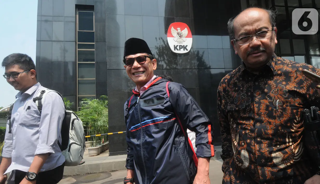 Anggota Badan Pemeriksa Keuangan Rizal Djalil (tengah) usai menjalani pemeriksaan di Gedung KPK, Jakarta, Rabu (9/10/2019). Rizal diperiksa sebagai tersangka terkait kasus dugaan suap proyek pembangunan Sistem Penyediaan Air Minum (SPAM) di Kementerian PUPR. (merdeka.com/Dwi Narwoko)